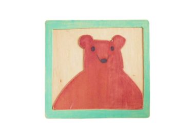 ベニヤに熊を描いた絵画作品